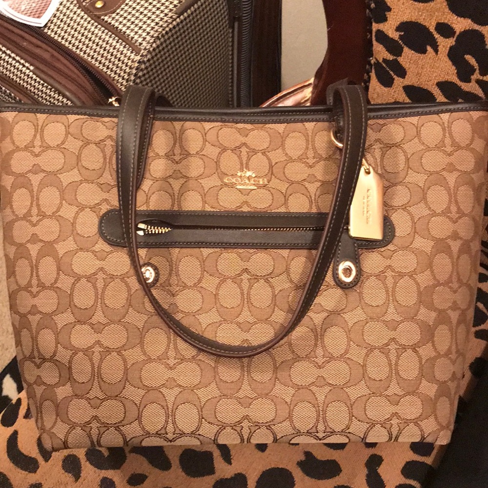 Coach Taylor Tote
Coach Shoulder Bag
12"L x 5.5"W x 10"H